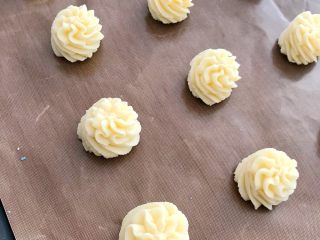 15、香酥曲奇花,挤曲奇花时裱花嘴与烤盘呈直角，以顺时针的方向挤出，直径2公分，画两次到三次圈。