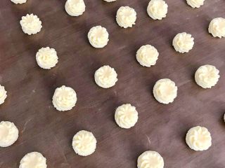 16、香酥曲奇花,全部挤好后用手指轻压上方，保证曲奇花的高度与厚度一致。