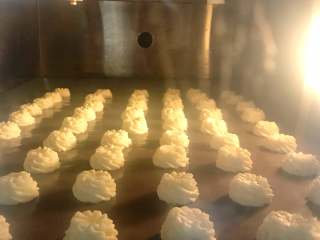 17、香酥曲奇花,以120的低温烘烤20分钟。