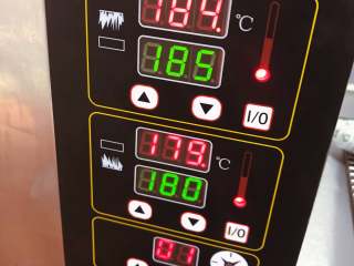 19、香酥曲奇花,120度低温烘烤20分钟后，将烤箱温度提高至185度，再烘烤3-5分钟，直至金黄。