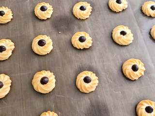 21、香酥曲奇花,第二种造型的出炉效果。