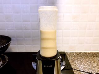 4、多味早餐香蕉派,用榨汁机榨成香蕉奶(如果没有榨汁机,也可以用勺子将香蕉耐心捣成糊状再跟牛奶一起搅拌,不过就会手酸一些)