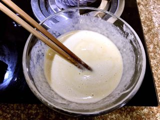 7、多味早餐香蕉派,倒入刚刚榨好的香蕉奶,跟蛋液一起搅拌均匀变成香蕉蛋奶