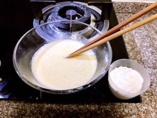 8、多味早餐香蕉派,将面粉分次慢慢倒入香蕉蛋奶中,每次倒入都要用筷子耐心搅拌均匀,防止面糊出现坨状