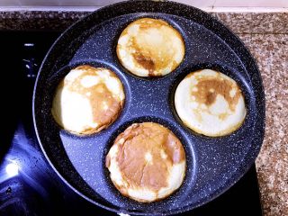 11、多味早餐香蕉派,小火慢烤,注意饼的成型情况,期间能闻到香蕉的香味,用筷子温柔的感受饼的成型情况,待饼基本成型后,快速翻面