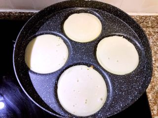 10、多味早餐香蕉派,将锅加热,倒入面糊(我买了这种锅,一口气能做4个饼。没有这种锅的可以选择不粘的平底锅,不用放油)