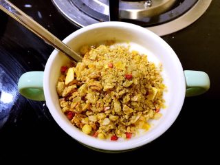 14、多味早餐香蕉派,加入少许即食谷粒(没有的话,用饼干碎,坚果碎代替都可以)