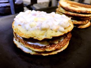 16、多味早餐香蕉派,像这样一层层把酸奶谷粒糊均匀平铺在蛋饼上