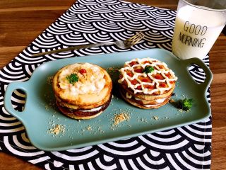 18、多味早餐香蕉派,在铺酸奶谷粒的香蕉派最上方再铺一层酸奶谷粒,不用铺满,留个边,再在上面撒少许饼干碎,点缀一点番茄酱即可;另一个铺沙拉酱的香蕉派最上方像这样用沙拉酱裱成简单漂亮的纹路,再把番茄酱点缀其中,即可。为了让颜色更丰富,我还在上面点缀了一点点焯过的西兰花,盘中再撒点饼干碎,是不是更漂亮了。两种香蕉派味道口感完全不同,非常好吃,快来试试吧。