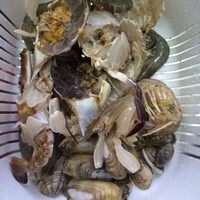 1、生焗海鲜大杂烩,各种自己喜欢的海鲜洗净待用