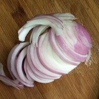 2、生焗海鲜大杂烩,洋葱切丝