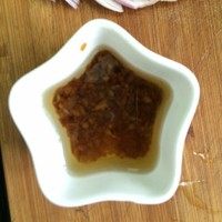 4、生焗海鲜大杂烩,前几天做蒜蓉鲍鱼时熬制的蒜蓉还有一点点，今天也一起加进去了！这步可忽略