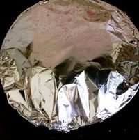 6、生焗海鲜大杂烩,用锡纸包裹上煤气灶烧，始终用中火，当锡纸鼓起之后再烧三四分钟，具体视你海鲜量决定，但千万别烧老了，然后揭开锡纸淋入适量蒸鱼豉油！