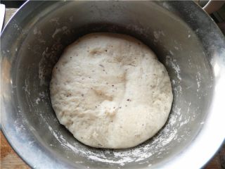 1、香蕉苹果披萨,将80克红枣豆浆倒入碗内，加入酵母，静置5分钟后，倒入150克面粉，加少许白糖和一点盐，活成面团。