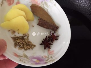 5、酱鸭腿,随后，锅里放适量的水，把香料和姜放入。