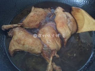 11、酱鸭腿,盖上锅盖焖煮，中途记得去给鸭腿翻翻身，顺便尝尝咸淡。