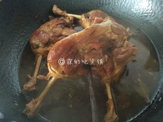 12、酱鸭腿,一直焖煮到，筷子能轻松的戳出去，就可以了，如果锅里的汁水还有很多的话，就开大火快速收汁。