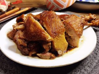 13、酱鸭腿,放凉后切块。