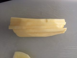 5、土豆沙拉包,发面的过程我们来准备其它材料，土豆切成2mm厚的薄片