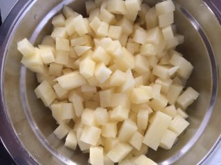 7、土豆沙拉包,最后切成2mm大小的土豆丁，上锅蒸20分钟后放凉备用