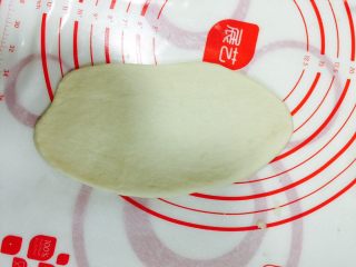 14、土豆沙拉包,取一块面团擀成长椭圆型