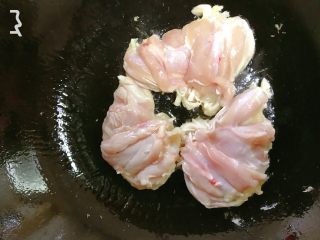 2、照烧鸡肉➕照烧鸡肉披萨,鸡皮朝下用油煎至金黄