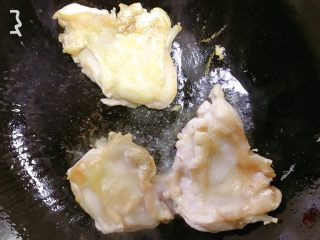 3、照烧鸡肉➕照烧鸡肉披萨,翻面继续煎至金黄色盛出