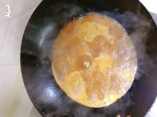 4、照烧鸡肉➕照烧鸡肉披萨,放冰糖小火至糖化，放姜蒜略炒，加一碗水，放入其他调料，烧开后可以尝味道，调至理想状态