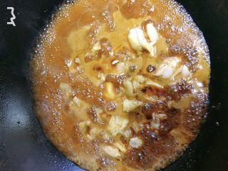 5、照烧鸡肉➕照烧鸡肉披萨,鸡肉改刀至小块，入汤汁中同煮，开大火