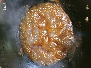 6、照烧鸡肉➕照烧鸡肉披萨,鸡肉酥烂时盛出，汤汁继续熬煮收浓稠，可以加一些水淀粉，并用锅铲不停搅拌