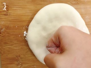 9、照烧鸡肉➕照烧鸡肉披萨,手握拳将面团按开，然后可用擀面杖擀开至披萨盘大小，厚薄要均匀