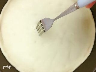 11、照烧鸡肉➕照烧鸡肉披萨,铺上面皮，整形，用叉子扎满小孔