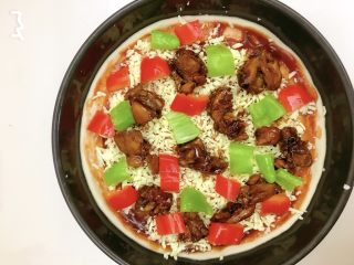 14、照烧鸡肉➕照烧鸡肉披萨,放上鸡肉和青红椒