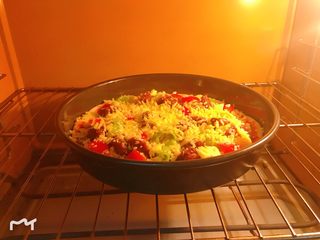 16、照烧鸡肉➕照烧鸡肉披萨,烤箱上下火240度烤10分钟左右至表面金黄