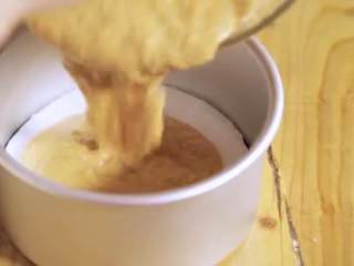 8、胡萝卜蛋糕,把面糊倒入模具中，放进烤箱烤45分钟