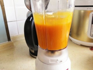 2、芒果慕斯,用料理机打成果泥