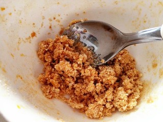 4、芒果慕斯,饼干用擀面杖砸碎，拌入软化的黄油