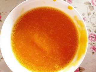 6、芒果慕斯,把芒果泥倒入吉利丁液里，拌匀