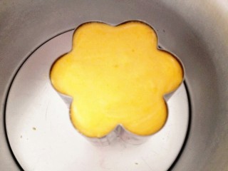 9、芒果慕斯,把慕斯液倒入模具中，放入冰箱冷藏4小时以上，至凝固