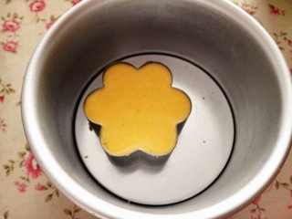 11、芒果慕斯,取出成型的慕斯蛋糕，用吹风机在模具周围吹大约2分钟左右，即可顺利脱模，