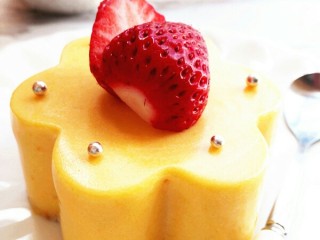 12、芒果慕斯,最后摆盘，撒上糖珠，装饰一下。