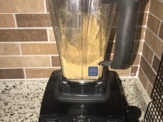 1、芒果慕斯,饼干底的黄油隔水加热融化，消化饼干和核桃放入破壁机打碎。