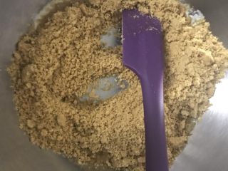 2、芒果慕斯,和融化黄油拌匀。