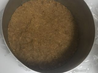 3、芒果慕斯,铺进模具底部，用勺子压紧，放冰箱冷藏。