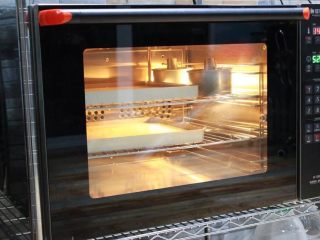 4、芒果慕斯,还有一个用蛋糕片的话，烤一个普通蛋糕卷就可以了，或者烤两个，就不用准备饼干底了，蛋糕片的话比模具小一圈就可以了。