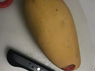 5、芒果慕斯,芒果我用了一个超大的，还不够，后来又加了6个台农芒果。