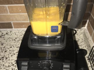 6、芒果慕斯,芒果取果肉放破壁机打成细腻的芒果泥，镜面部分可以放进去一起打。