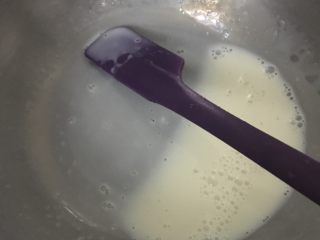 9、芒果慕斯,搅拌至吉利丁融化。坐温水备用。