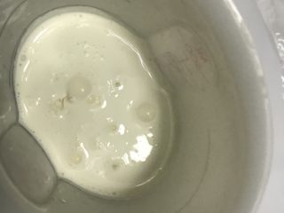 10、芒果慕斯,淡奶油加糖和奶酪打发。