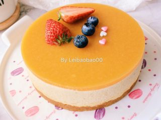 16、芒果慕斯,饼干底的，直接倒入慕斯液就可以。